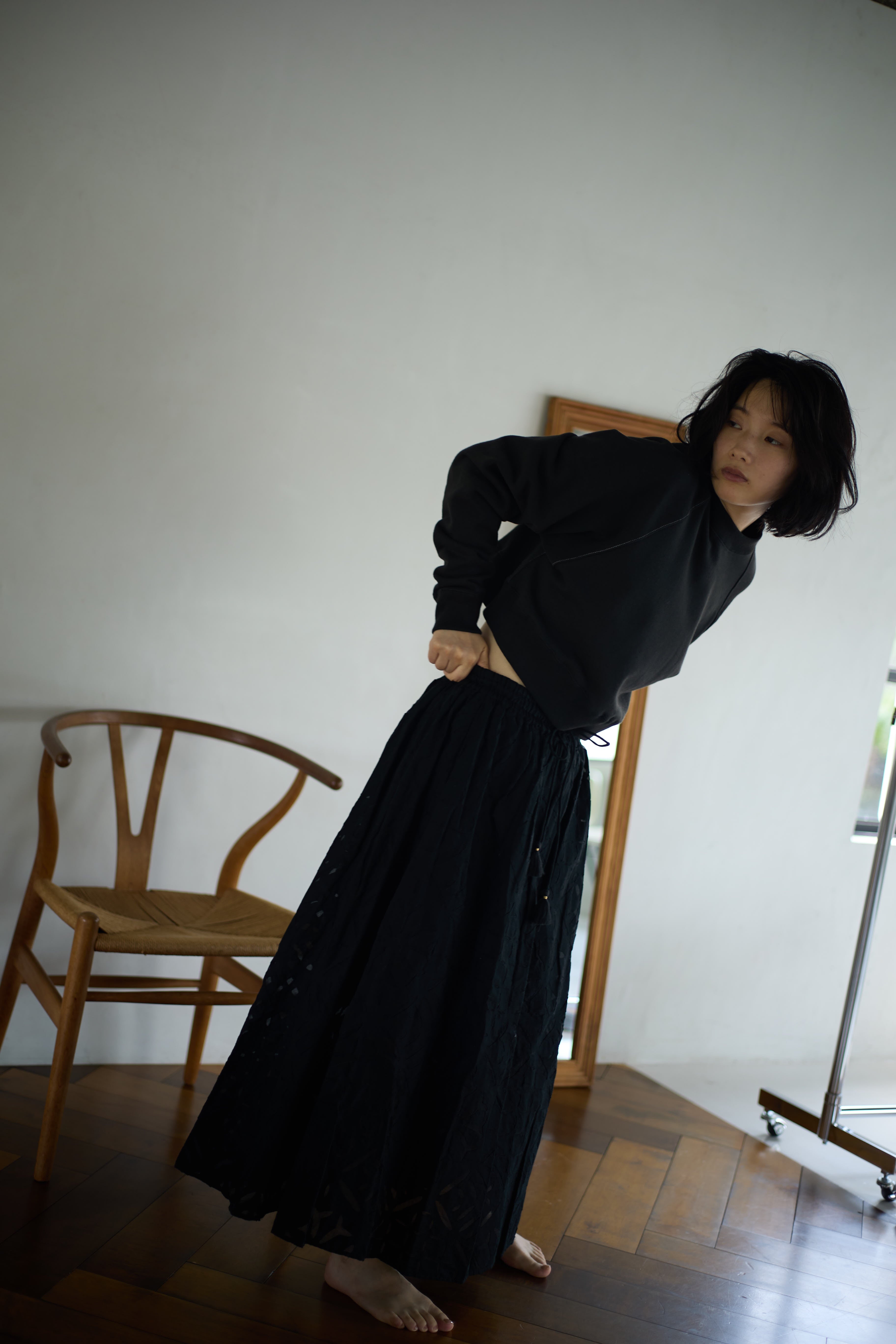 Reverse applique long skirt / BLACK