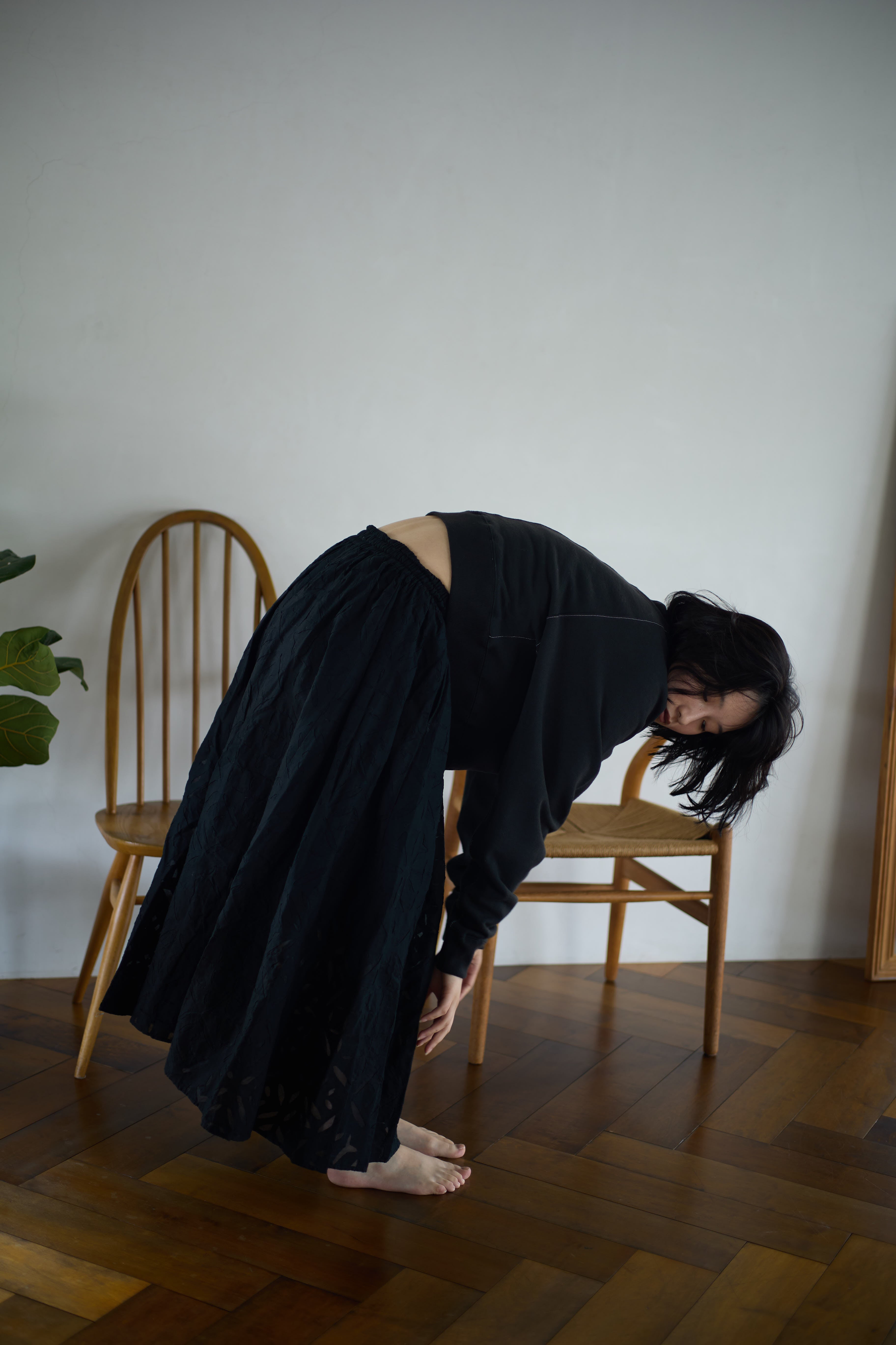 Reverse applique long skirt / BLACK