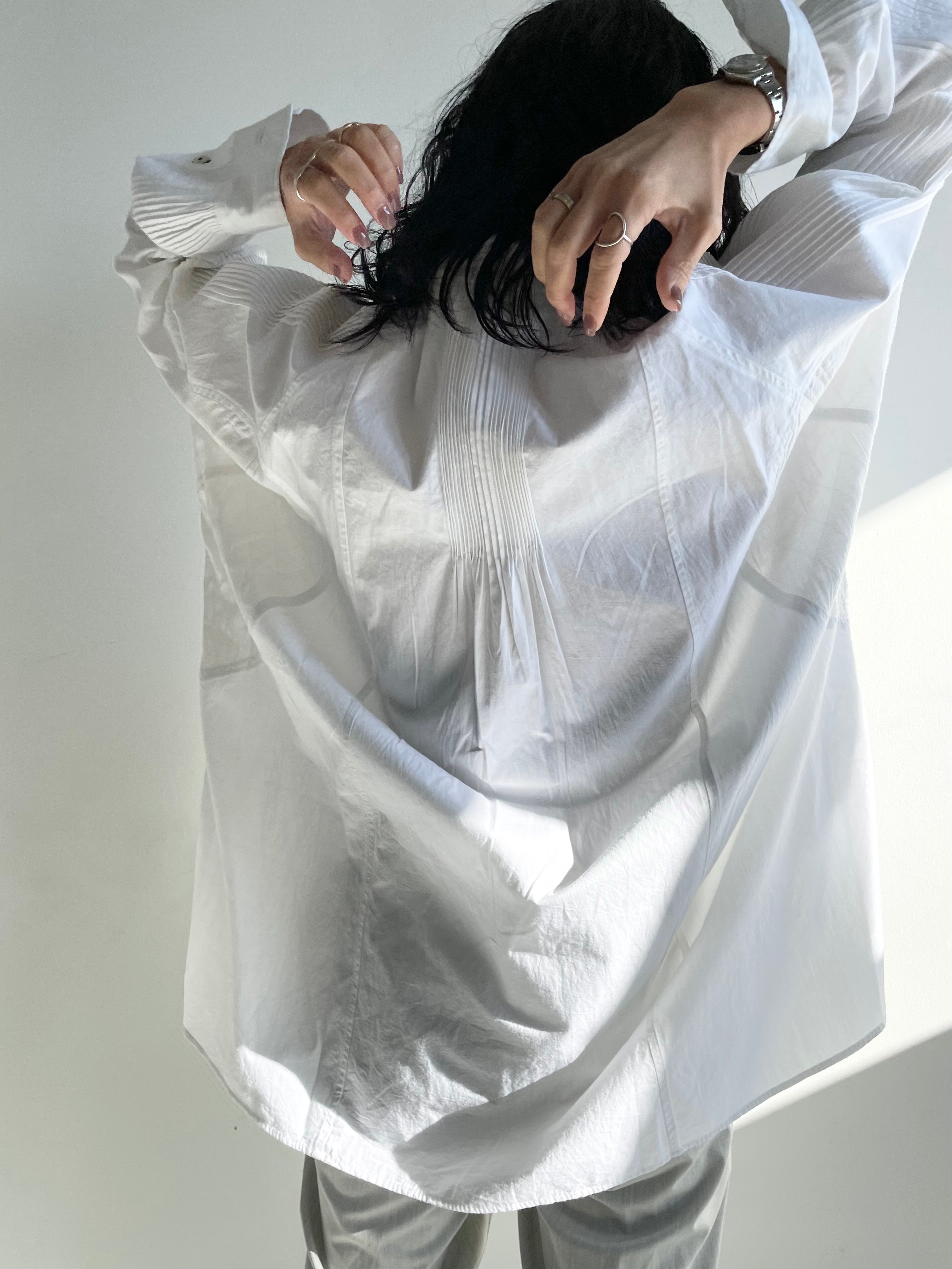 Pin tuck design shirts / WHITE