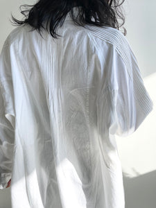 Pin tuck design shirts / WHITE